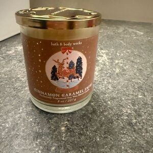 Bath & Bodyworks candle “Cinnamon Carmel Swirl” 8oz